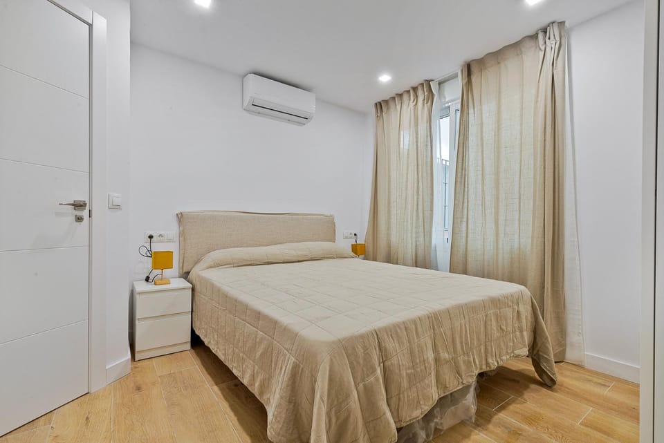 Bed, Photo of the whole room, Bedroom, air conditioner