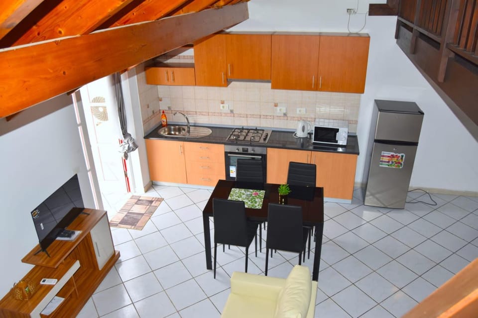 Kitchen or kitchenette, Dining area