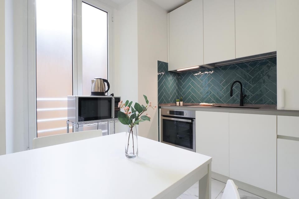 Kitchen or kitchenette, Dining area, microwave, stove