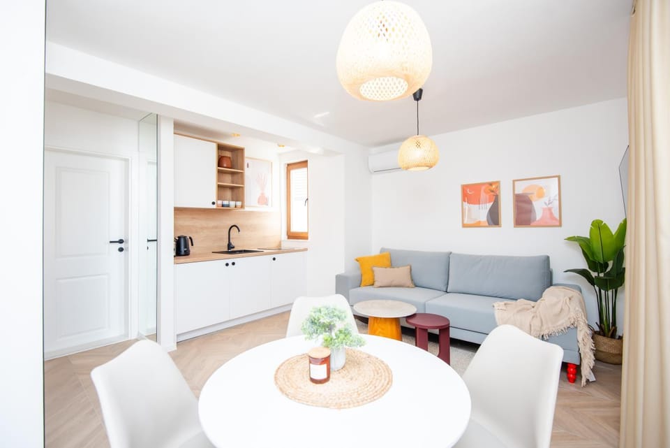 Kitchen or kitchenette, Living room, Seating area, Dining area, stove