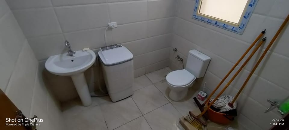 Toilet, Bathroom, Business facilities