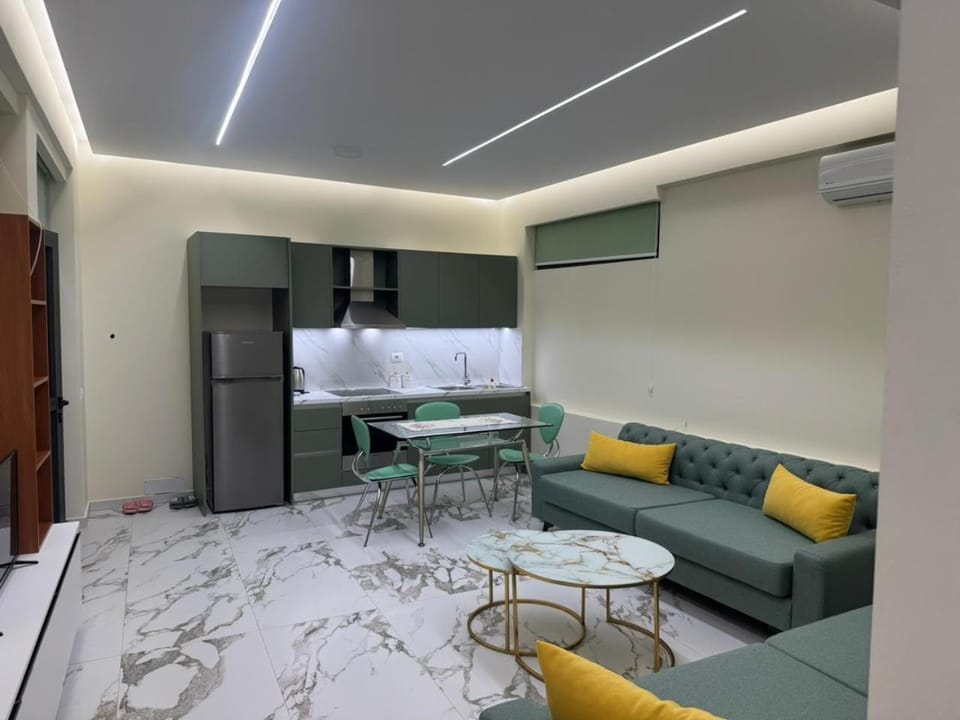 Kitchen or kitchenette, Living room, Seating area, Dining area, minibar, oven, stove