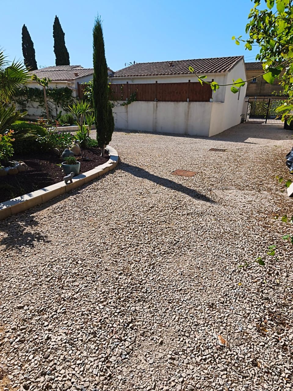 Chez Brigitte Chambre d hôtes avec cour privative,piscine, Bed and Breakfast in Sorgues