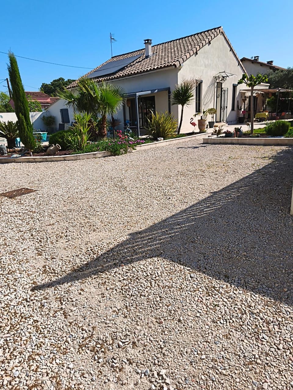 Chez Brigitte Chambre d hôtes avec cour privative,piscine, Bed and Breakfast in Sorgues