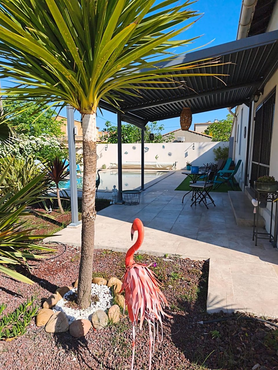 Chez Brigitte Chambre d hôtes avec cour privative,piscine, Bed and Breakfast in Sorgues