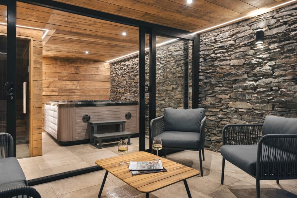 Property building, Hot Tub, Hot Tub, Sauna, Sauna, Seating area