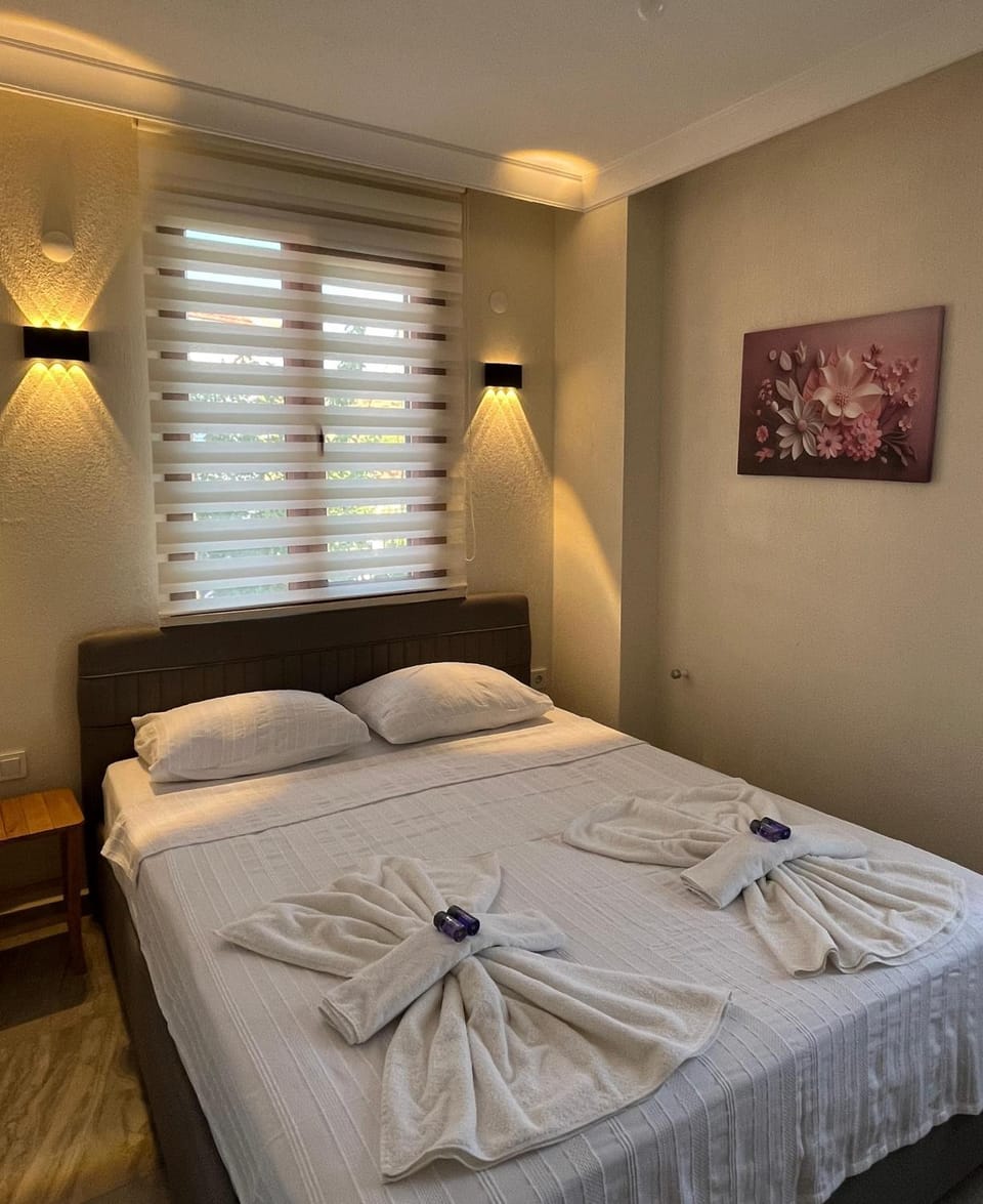 Photo of the whole room, towels