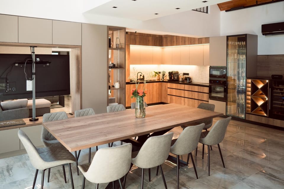 Coffee/tea facilities, Kitchen or kitchenette, Living room, Dining area, dishwasher, oven, stove