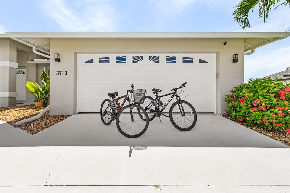 Canal home with Heated Pool, Kayaks and Bicycles - The Retreat - Roelens Vacations House in Cape Coral