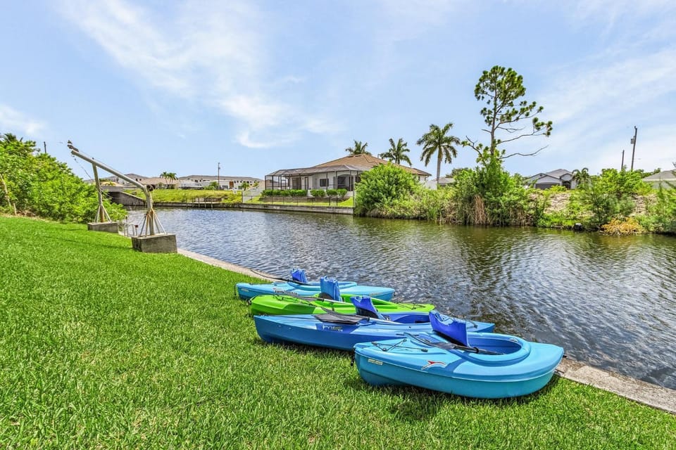 Canal home with Heated Pool, Kayaks and Bicycles - The Retreat - Roelens Vacations House in Cape Coral