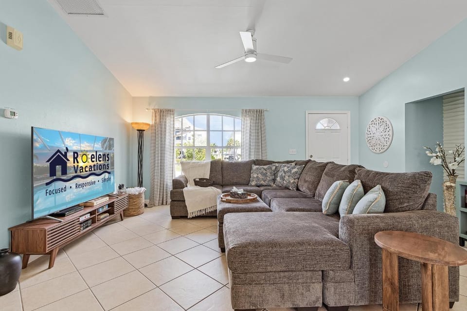 Canal home with Heated Pool, Kayaks and Bicycles - The Retreat - Roelens Vacations House in Cape Coral