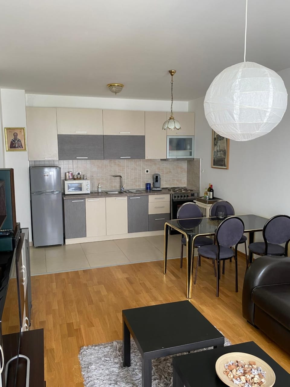 Kitchen or kitchenette, Seating area, Dining area, oven