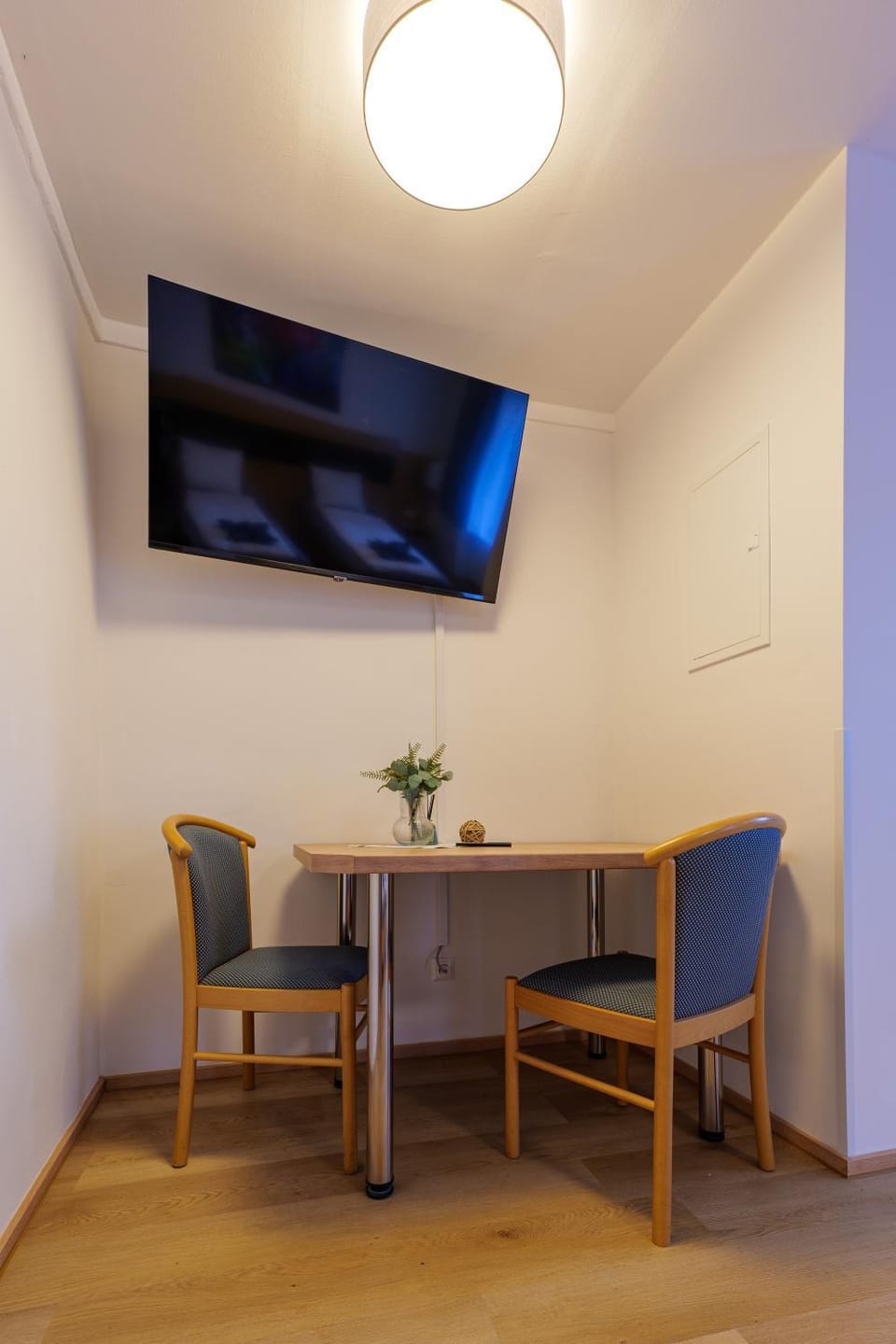 TV and multimedia, Seating area, Dining area