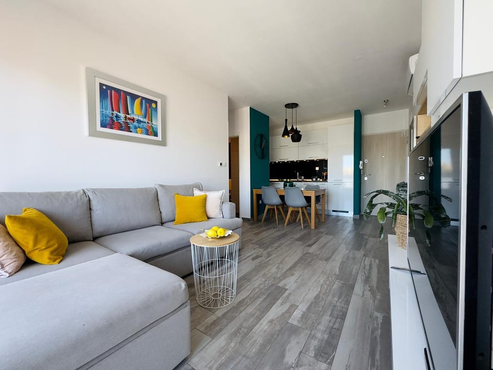 Communal lounge/ TV room, TV and multimedia, Living room, Seating area, Dining area