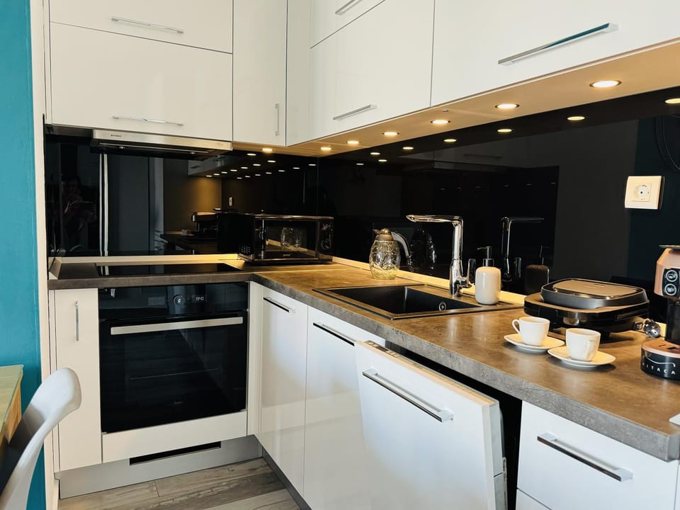 Coffee/tea facilities, Kitchen or kitchenette, dishwasher, stove, toaster