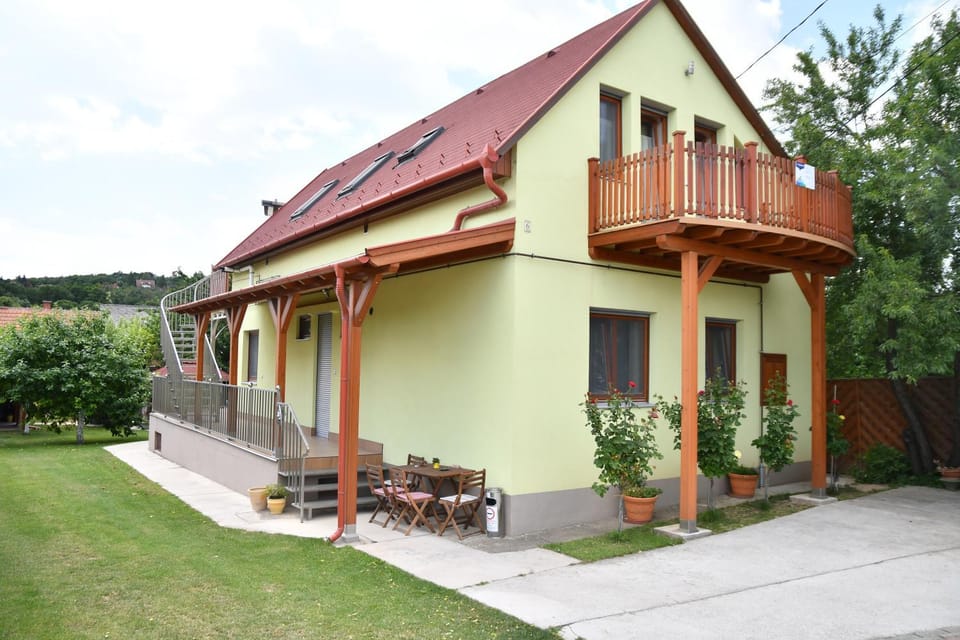 Zöldalma Apartmanház Apartment in Hungary