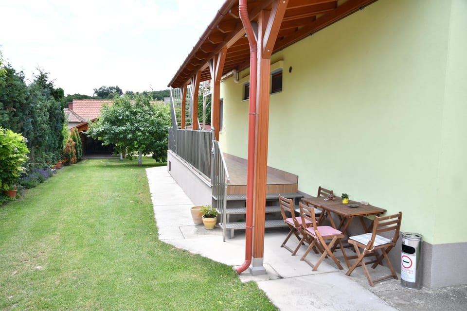 Zöldalma Apartmanház Apartment in Hungary