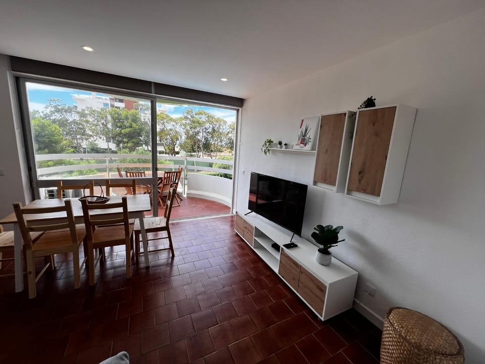 TV and multimedia, Living room, Seating area, Dining area