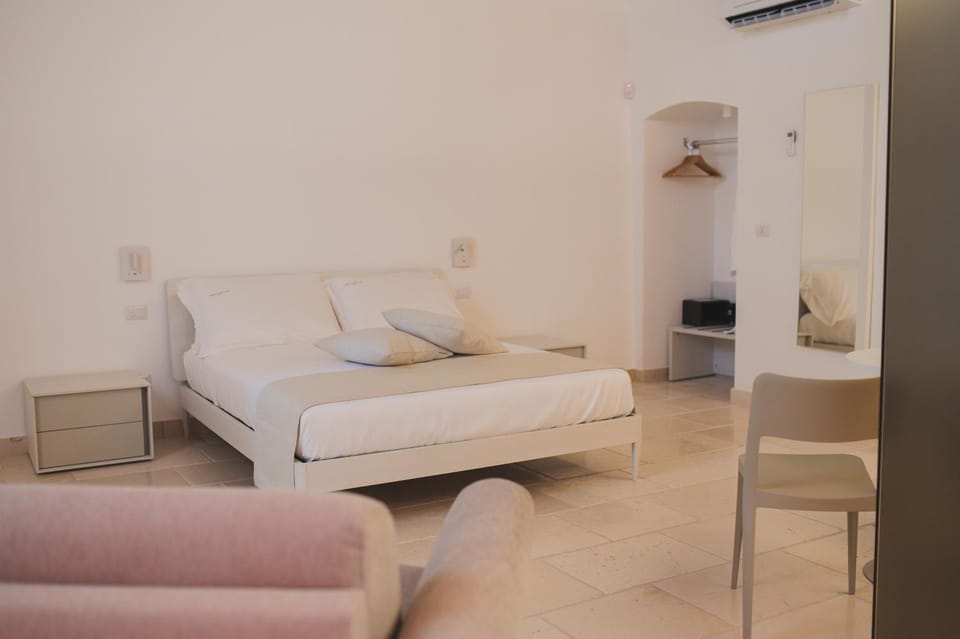 Bed, TV and multimedia, Photo of the whole room, Bedroom, air conditioner