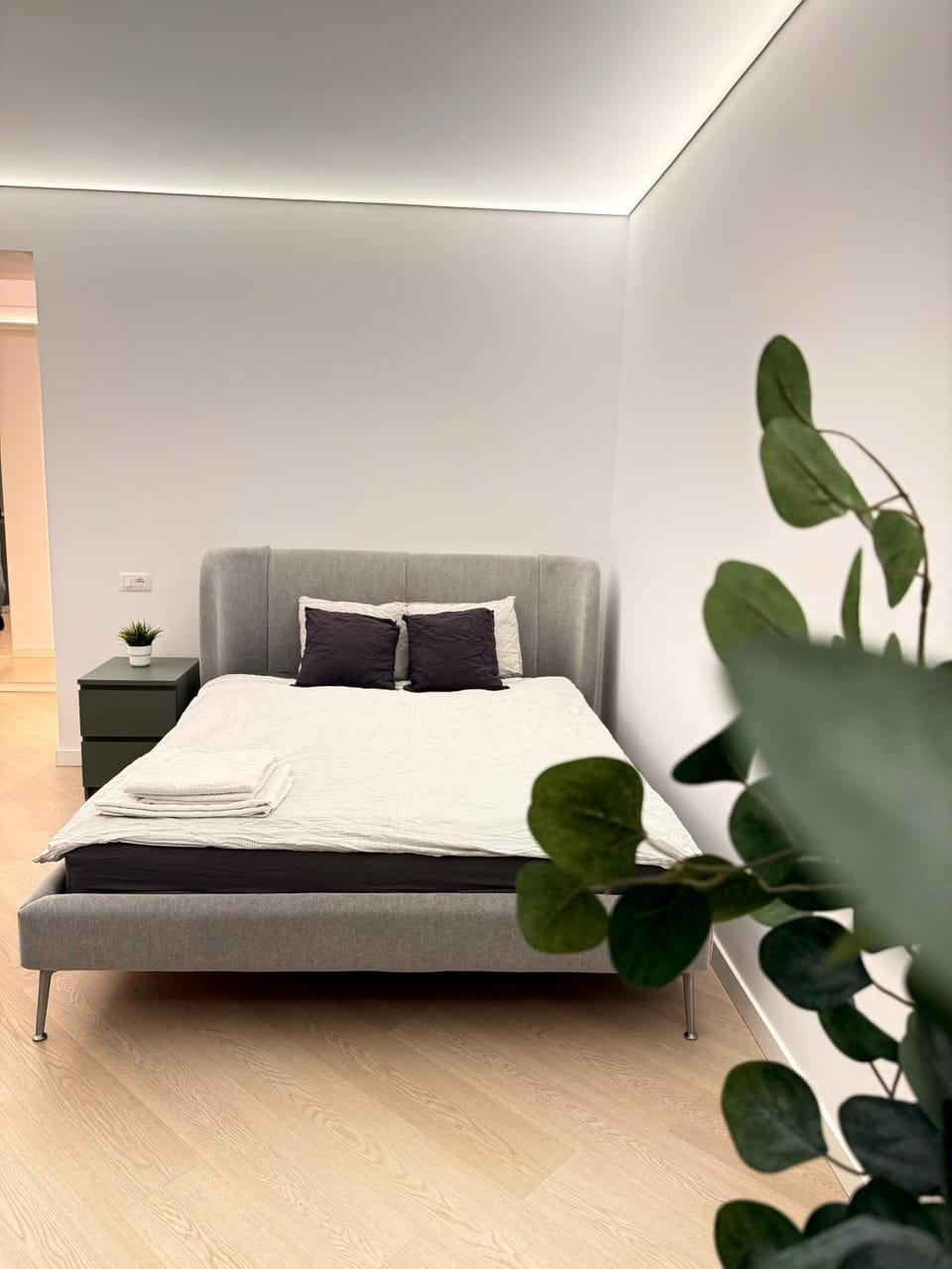 Cortina North New Luxury Apartment with Parking- Self Check in Apartment in Bucharest