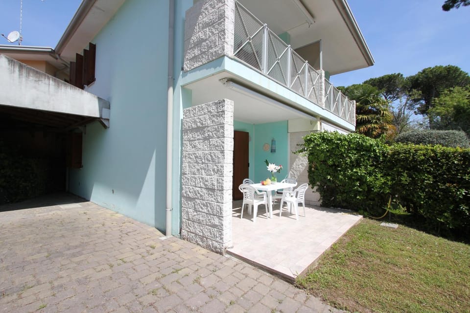 Facade/entrance, Garden