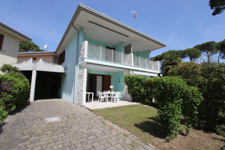 Facade/entrance, Garden