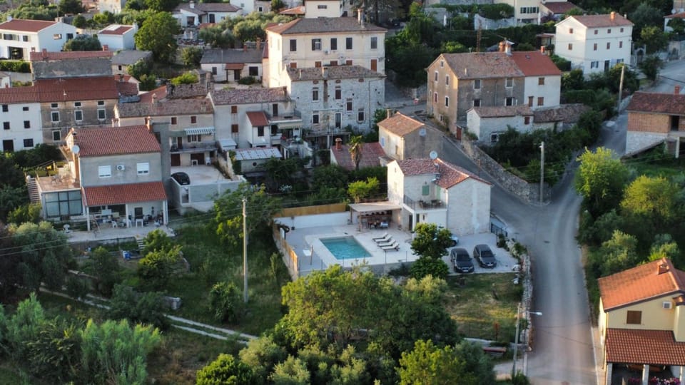 Property building, Day, Natural landscape, Bird's eye view, City view, Pool view, Swimming pool, Location