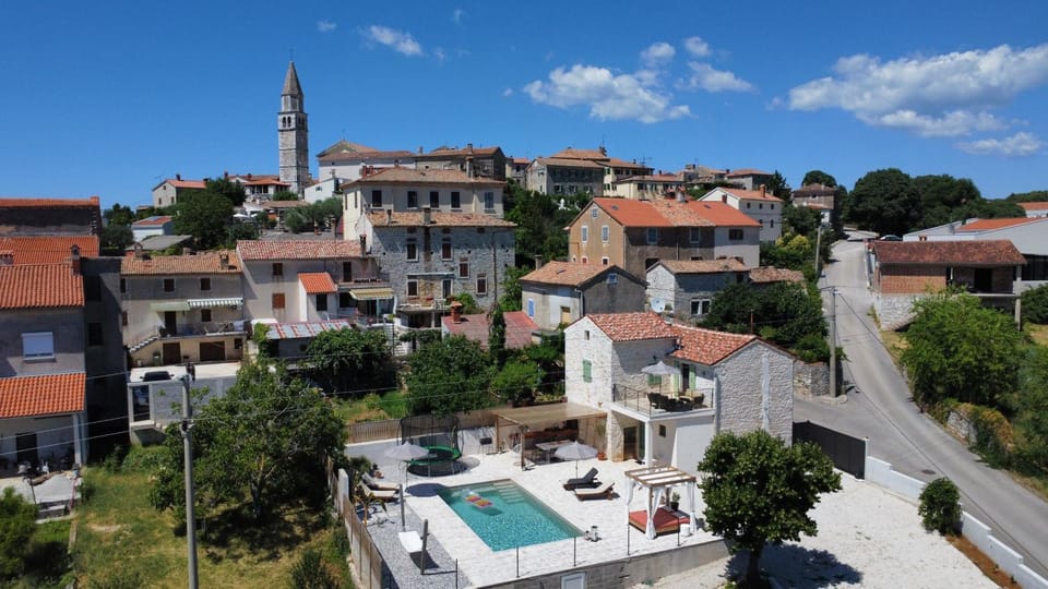 Property building, Day, Neighbourhood, Natural landscape, Swimming pool, Location, Parking