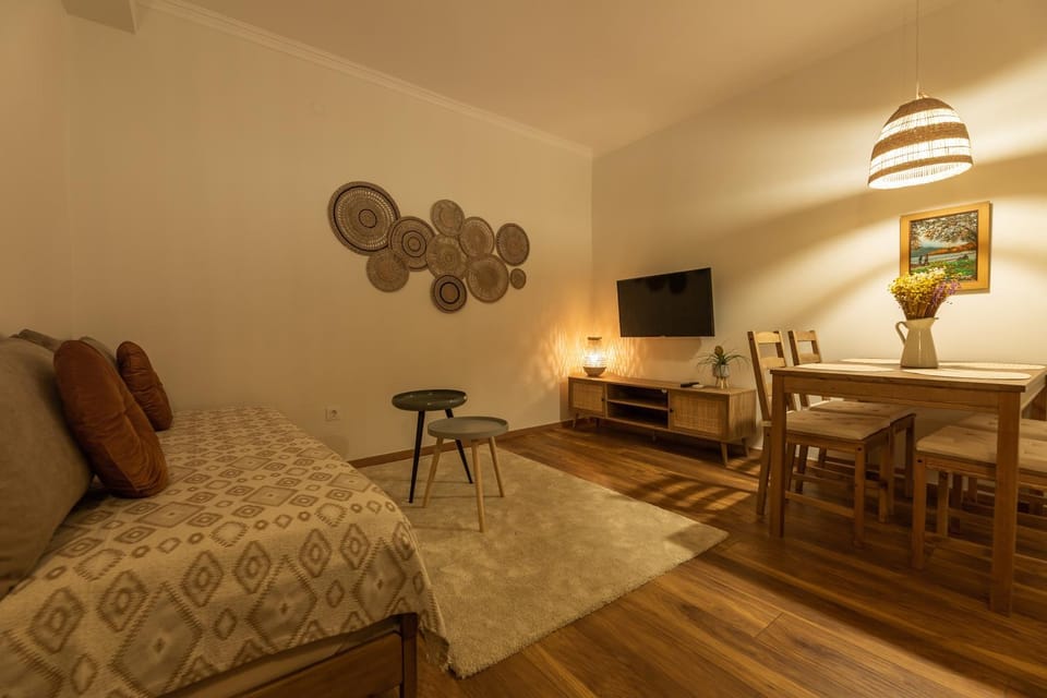 Bed, TV and multimedia, Living room, Seating area, Dining area, Bedroom