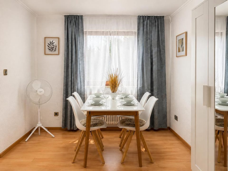 Seating area, Dining area