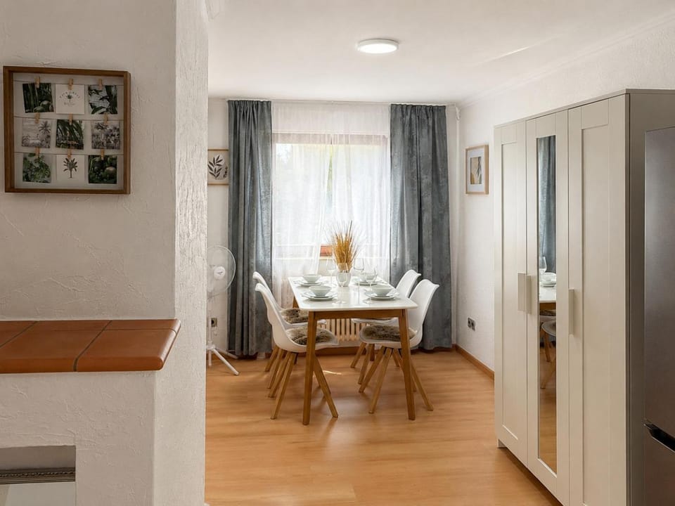 Seating area, Dining area, wardrobe