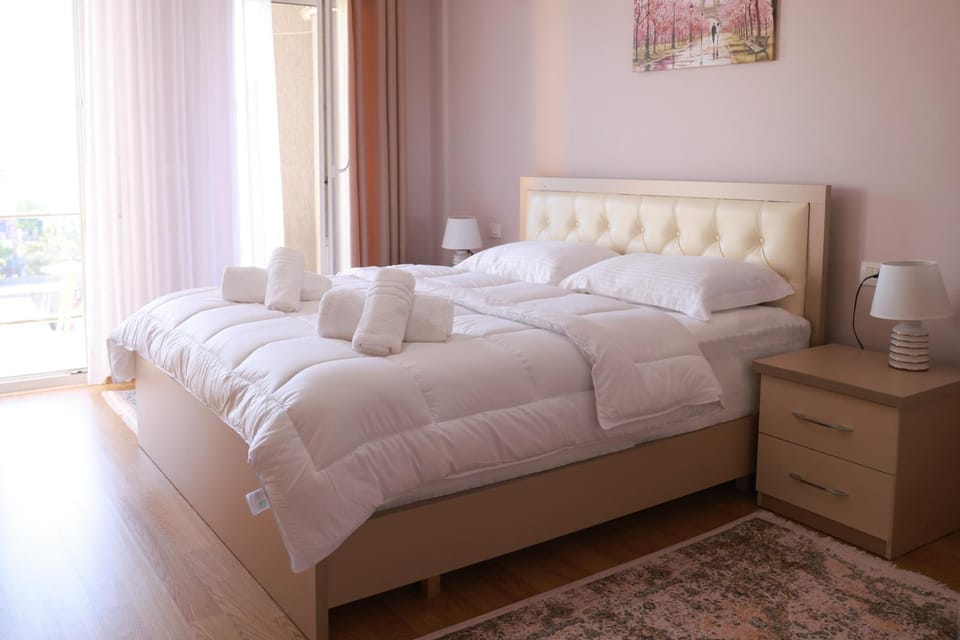Bed, Bedroom, towels