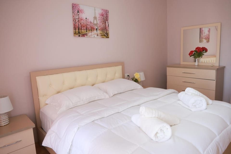 Bed, Bedroom, towels