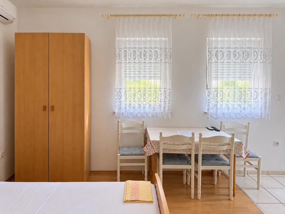 Vlahek Apartments Apartment in Novalja