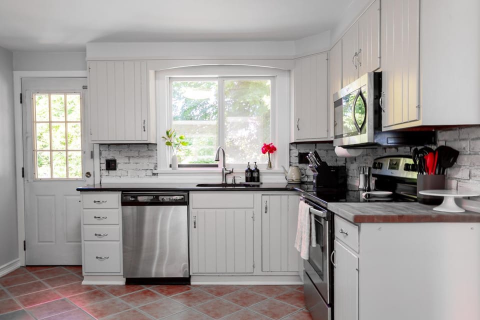 Coffee/tea facilities, Kitchen or kitchenette, dishwasher, oven, pet friendly, stove, toaster