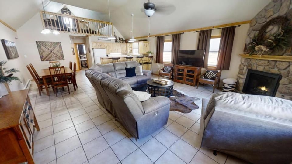 Day, TV and multimedia, Kitchen or kitchenette, Living room, Seating area, Dining area, fireplace, furniture