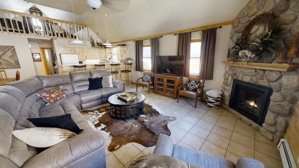 Day, TV and multimedia, Living room, Seating area, Dining area, fireplace, furniture