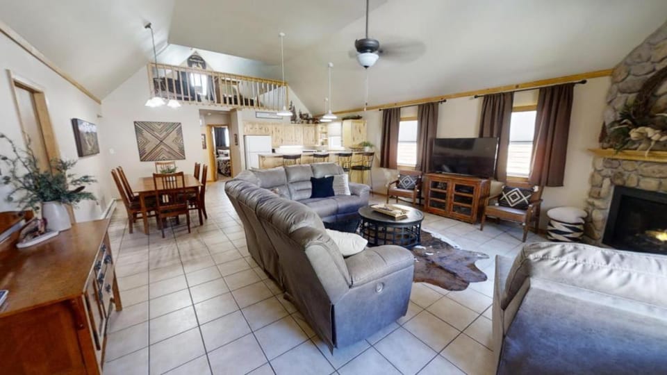 Day, TV and multimedia, Kitchen or kitchenette, Living room, Seating area, Dining area, fireplace, furniture