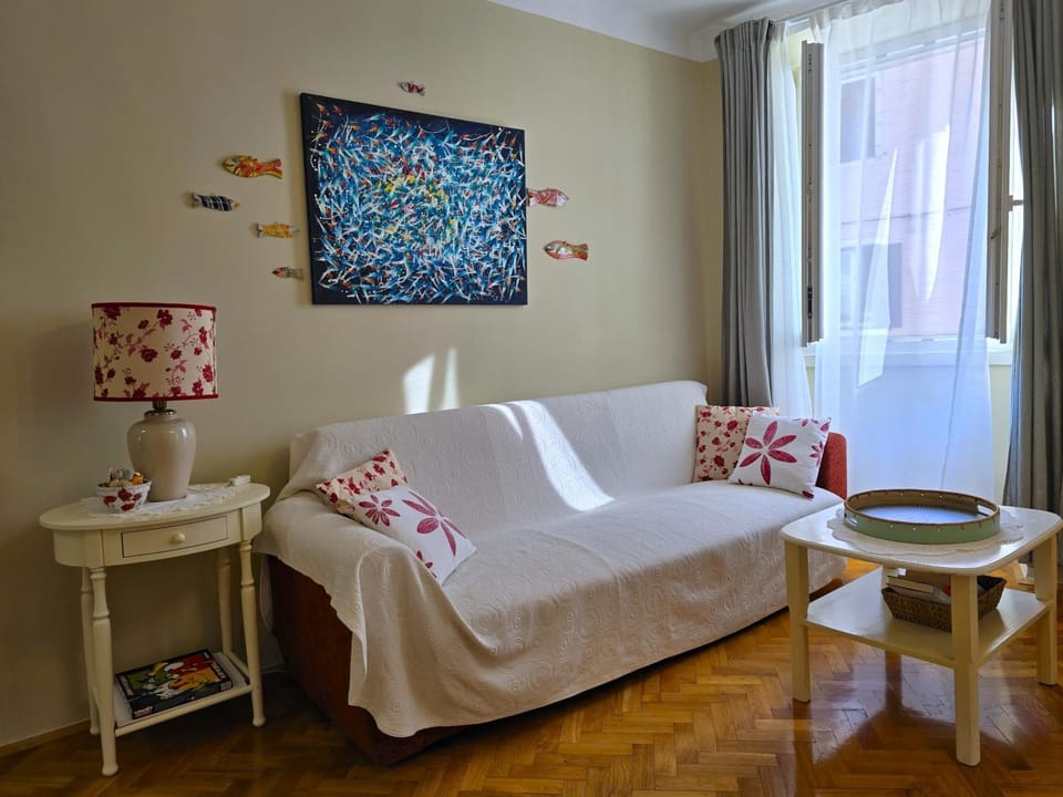 Bed, Living room, Seating area, Bedroom