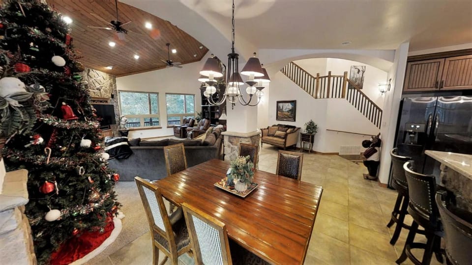 Day, Winter, View (from property/room), Living room, Seating area, Dining area, Bedroom, Lake view, furniture