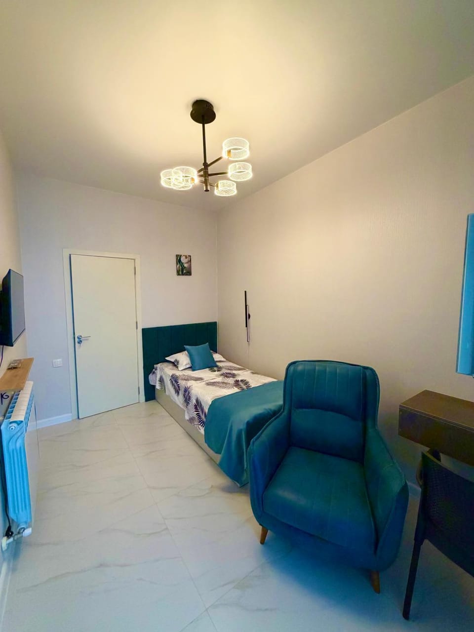 Bed, TV and multimedia, Photo of the whole room, Bedroom