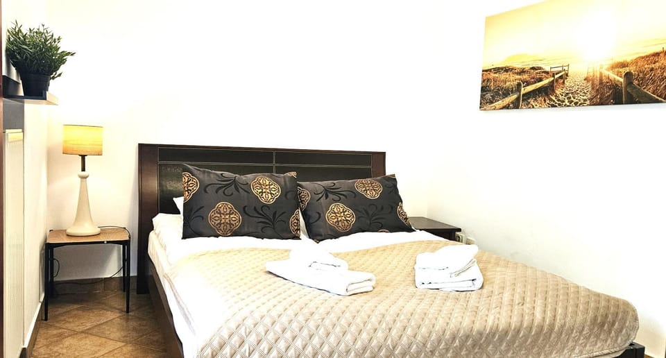 Bed, Photo of the whole room, Bedroom, towels