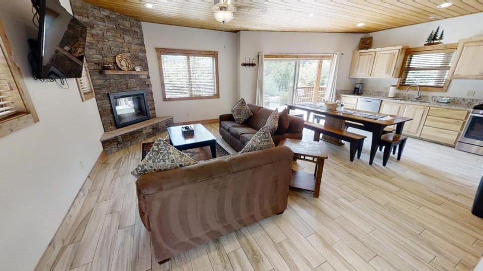 Day, TV and multimedia, Kitchen or kitchenette, Living room, Seating area, Dining area, fireplace, furniture, kitchen