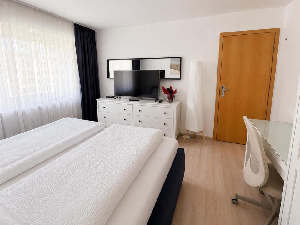 Bed, TV and multimedia, Photo of the whole room, Evening entertainment, Bedroom, wardrobe