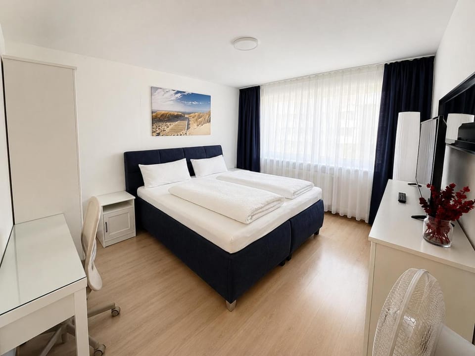 Bed, TV and multimedia, Photo of the whole room, Bedroom