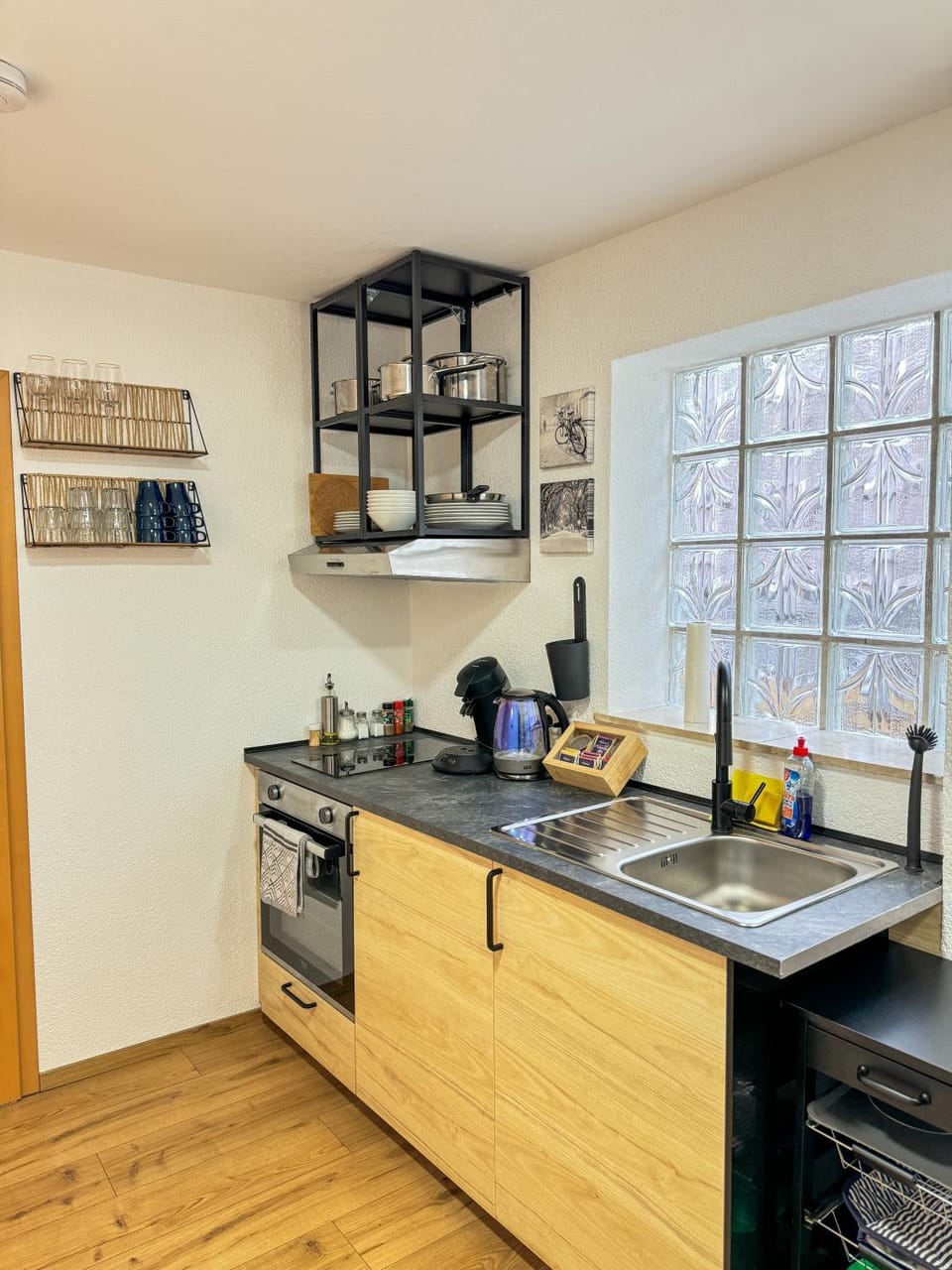 Coffee/tea facilities, Kitchen or kitchenette, stove