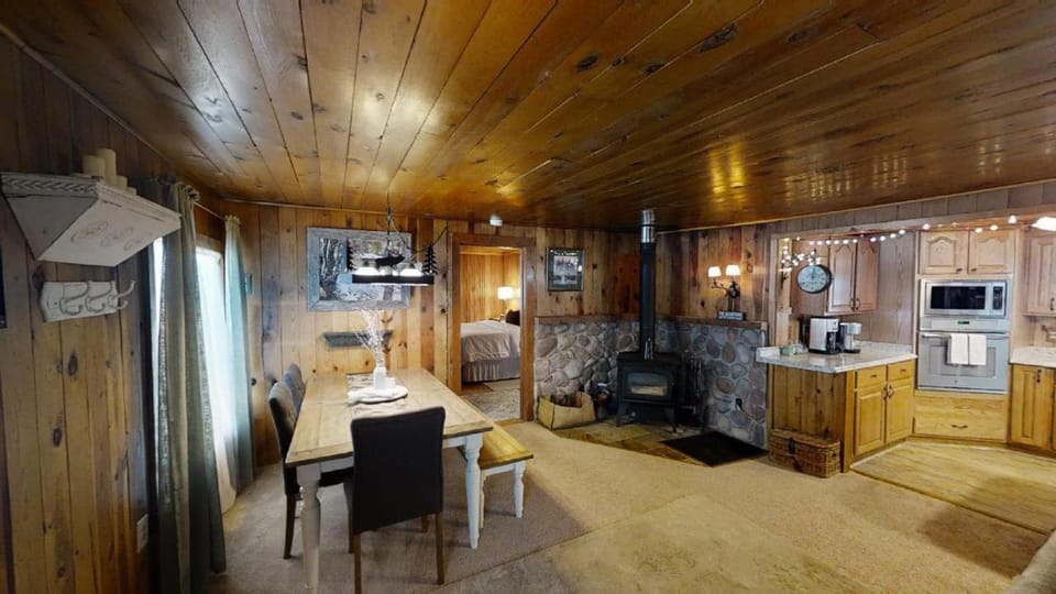 Day, Kitchen or kitchenette, Living room, Dining area, fireplace, microwave
