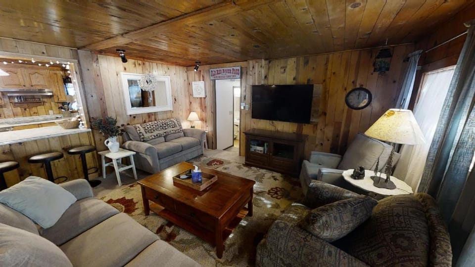 Day, TV and multimedia, Kitchen or kitchenette, Living room, Seating area, furniture