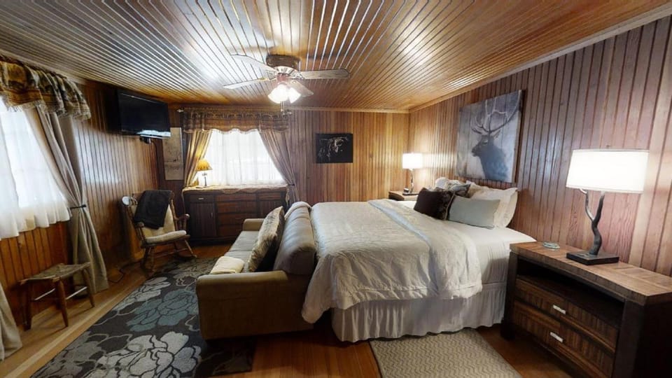 Bed, TV and multimedia, Living room, Seating area, Bedroom, furniture, air conditioner