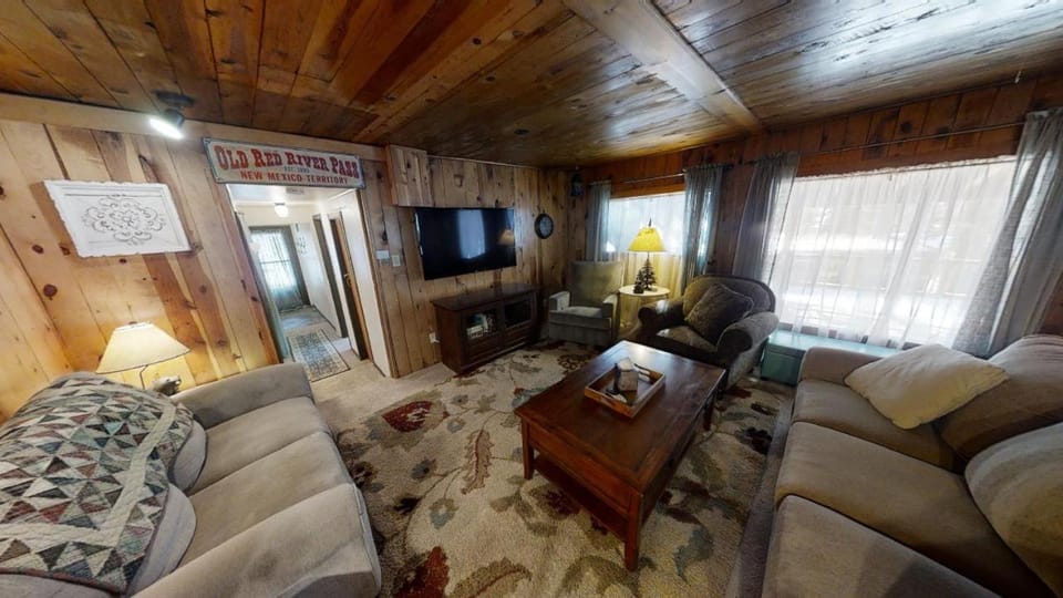 Day, TV and multimedia, Living room, Seating area, furniture